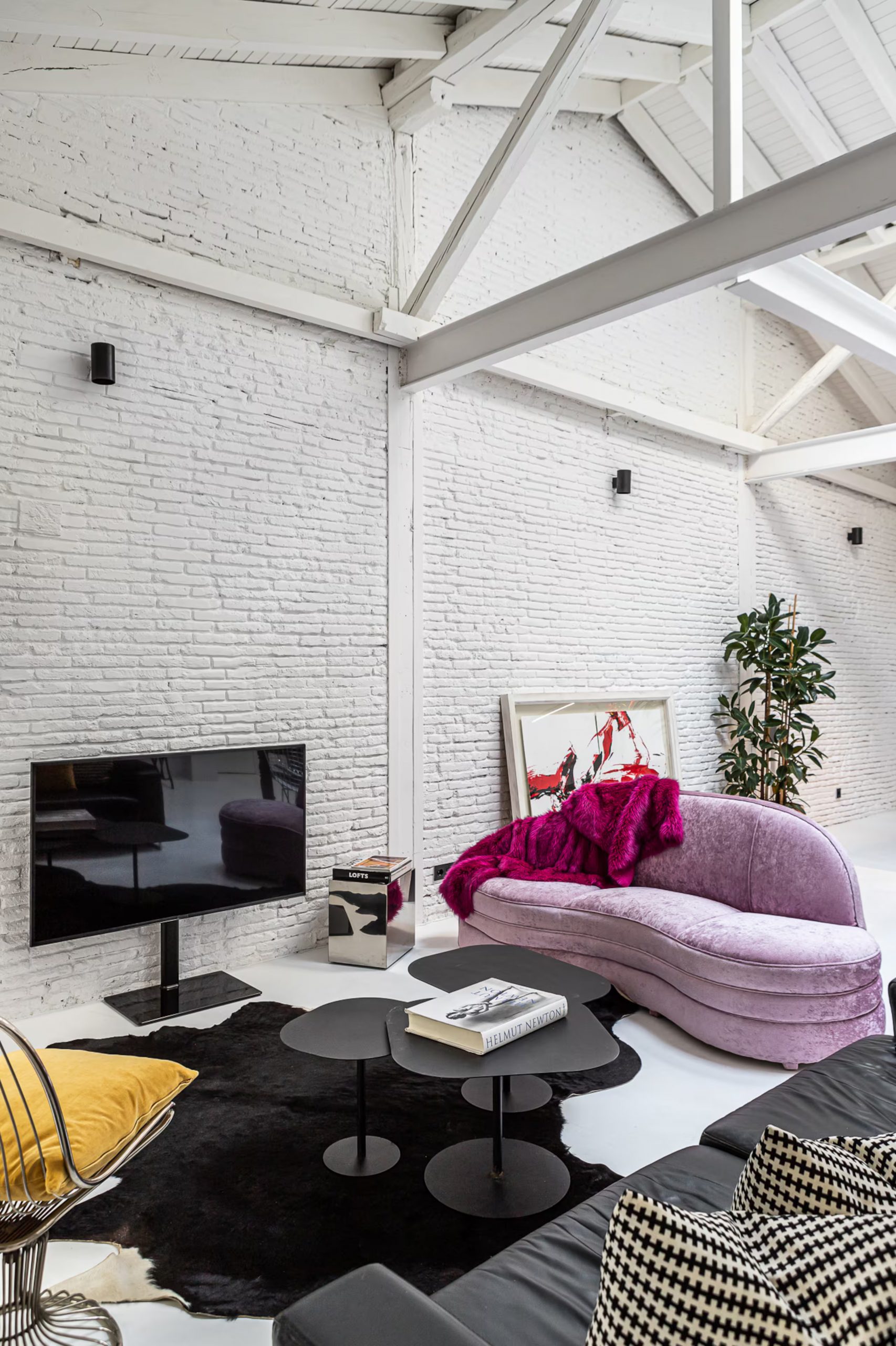 salon murs briques blanches poutres métalliques appartement industriel de 175m2 de style loft décoration contemporaine