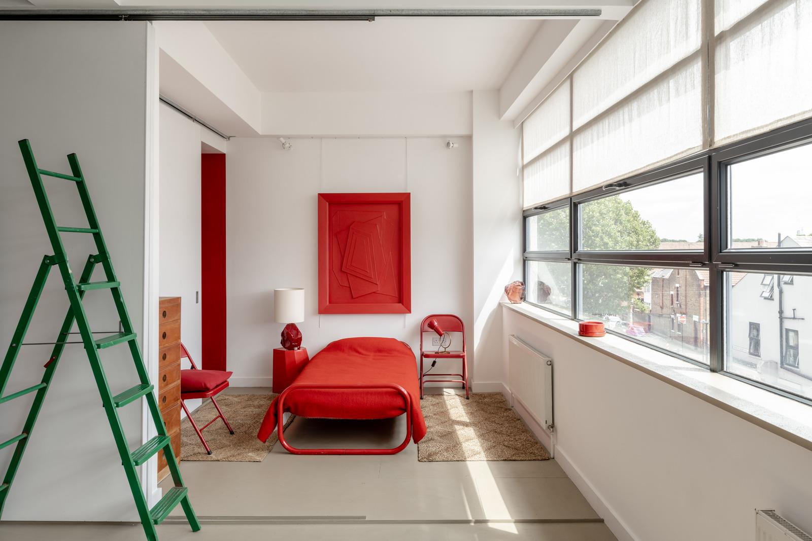 chambre rouge et blanche appartement au design original Londres dans ancienne usine