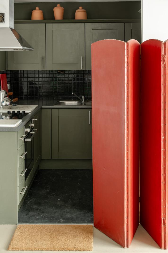 cuisine vert olive ouverte appartement au design original Londres dans ancienne usine