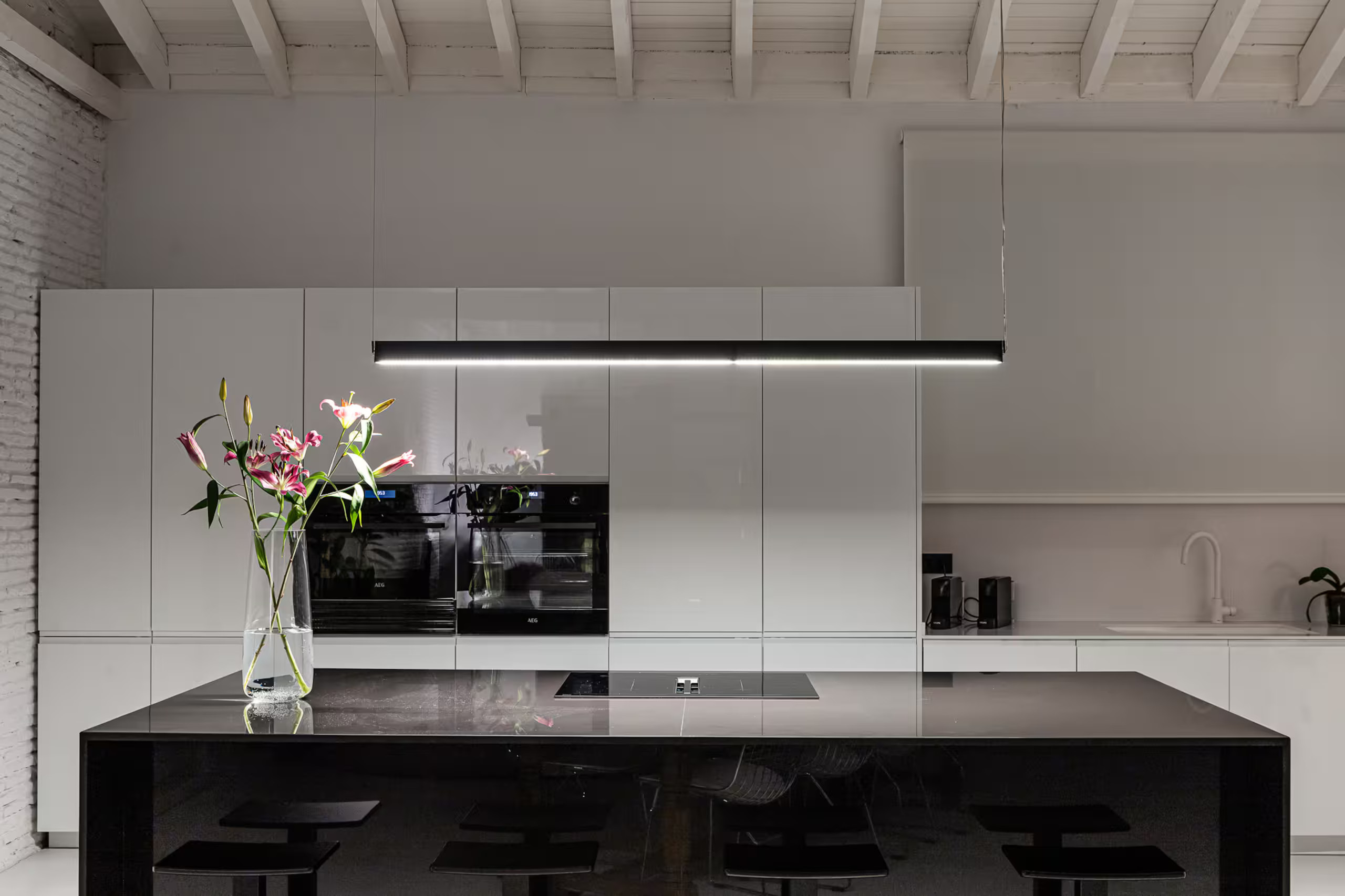 cuisine ouverte design murs briques blanches poutres métalliques appartement industriel de 175m2 de style loft décoration contemporaine