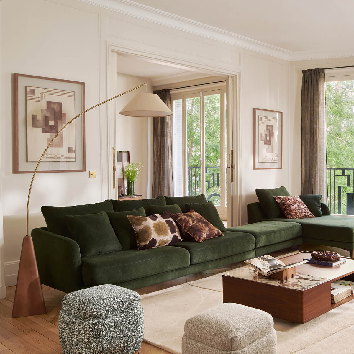 salon avec canapé vert