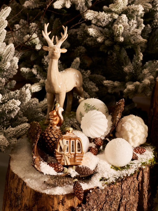 ornementations de sapin, cerf, boules et figurines tons naturels