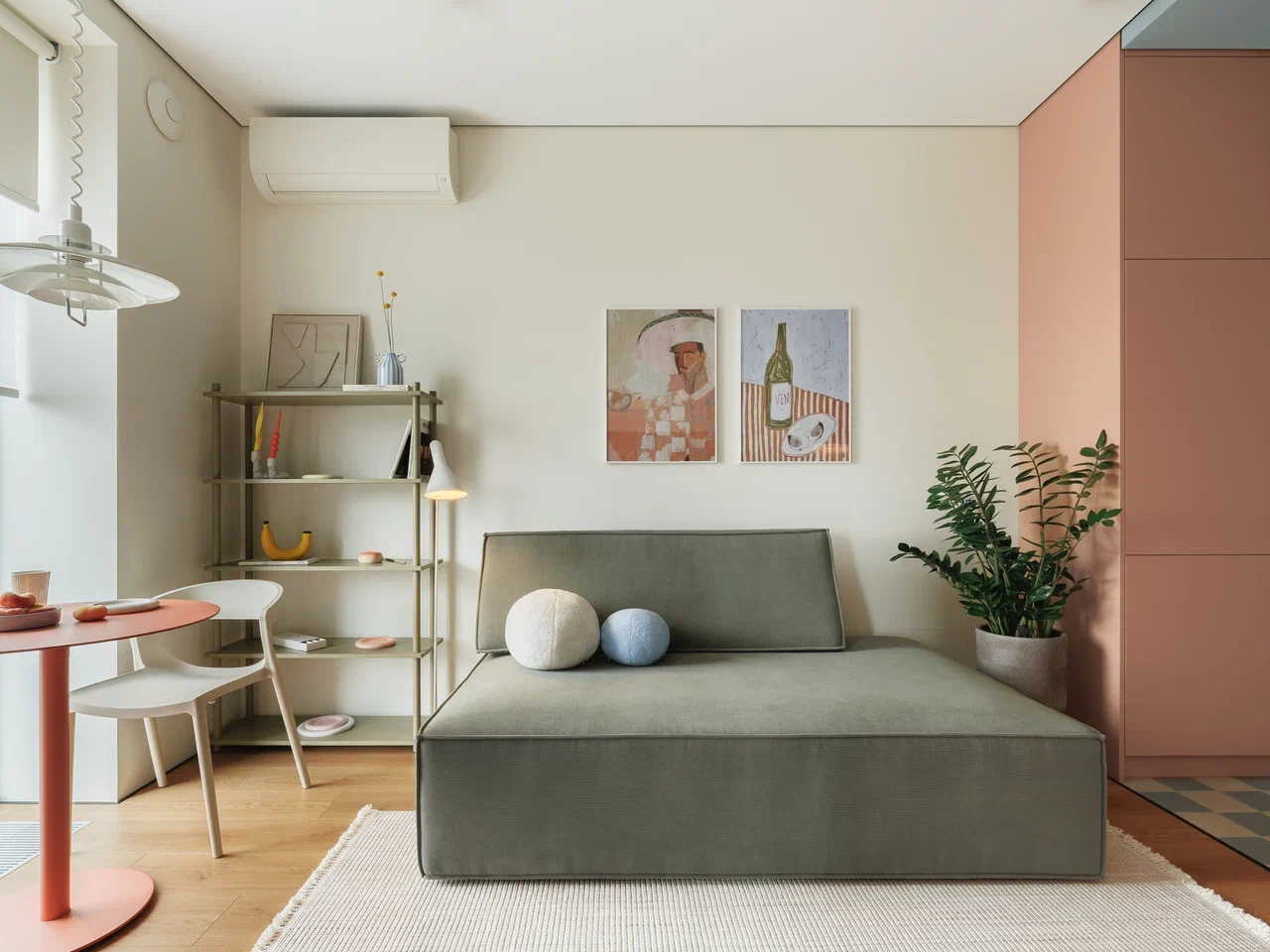 salon canapé vert mur terracotta appartement de 45m2 décoration contemporaine et colorée