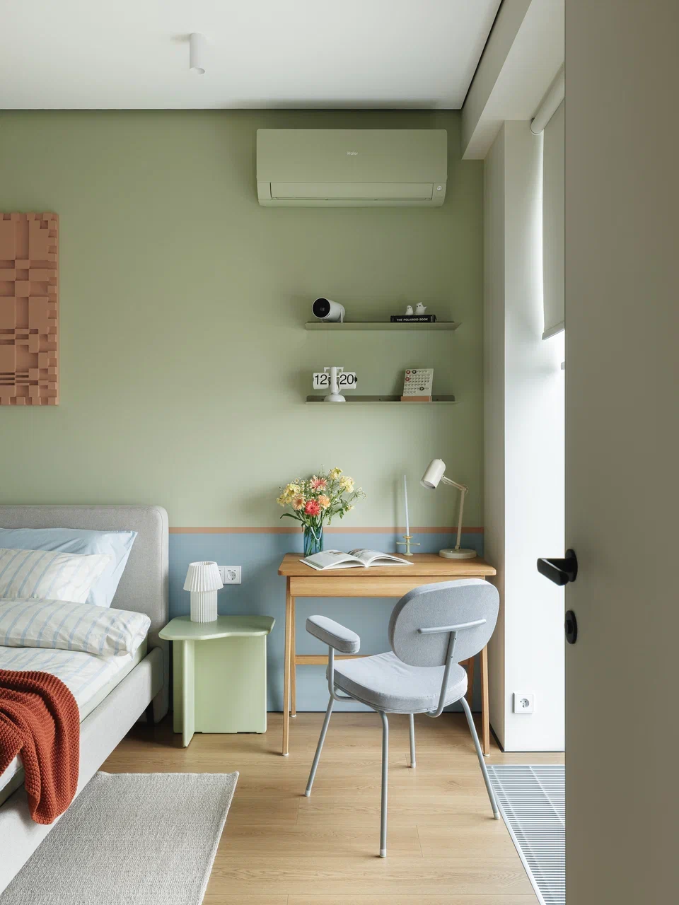 chambre mur vert et bleu appartement de 45m2 décoration contemporaine et colorée et espace bureau