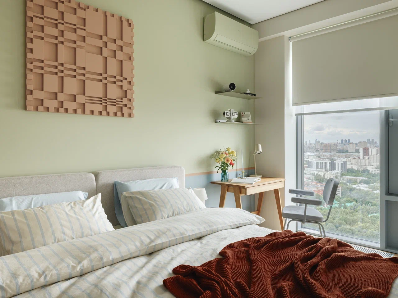 chambre mur vert et bleu appartement de 45m2 décoration contemporaine et colorée et espace bureau