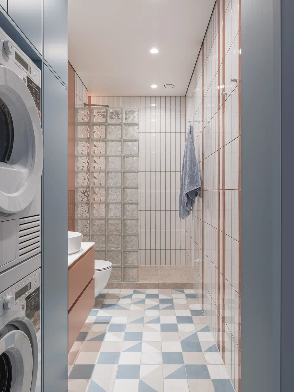 salle de bain bleue et terracotta avec coin buanderie appartement de 45m2 décoration contemporaine et colorée sol à damier