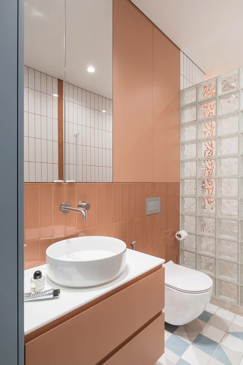 salle de bain bleue et terracotta douche pavé de verre appartement de 45m2 décoration contemporaine et colorée sol à damier