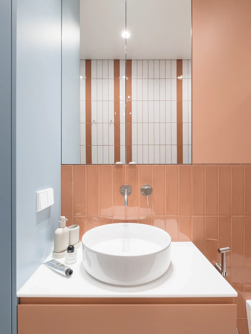 salle de bain bleue et terracotta appartement de 45m2 décoration contemporaine et colorée sol à damier