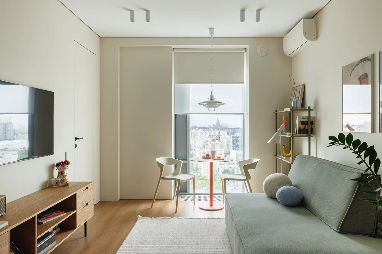 salon canapé vert avec baie vitrée appartement de 45m2 décoration contemporaine et colorée