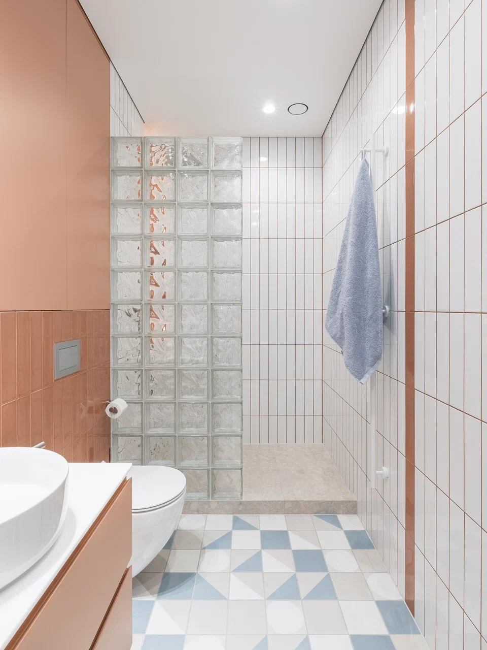 salle de bain bleue et terracotta douche pavés de verre appartement de 45m2 décoration contemporaine et colorée sol à damier