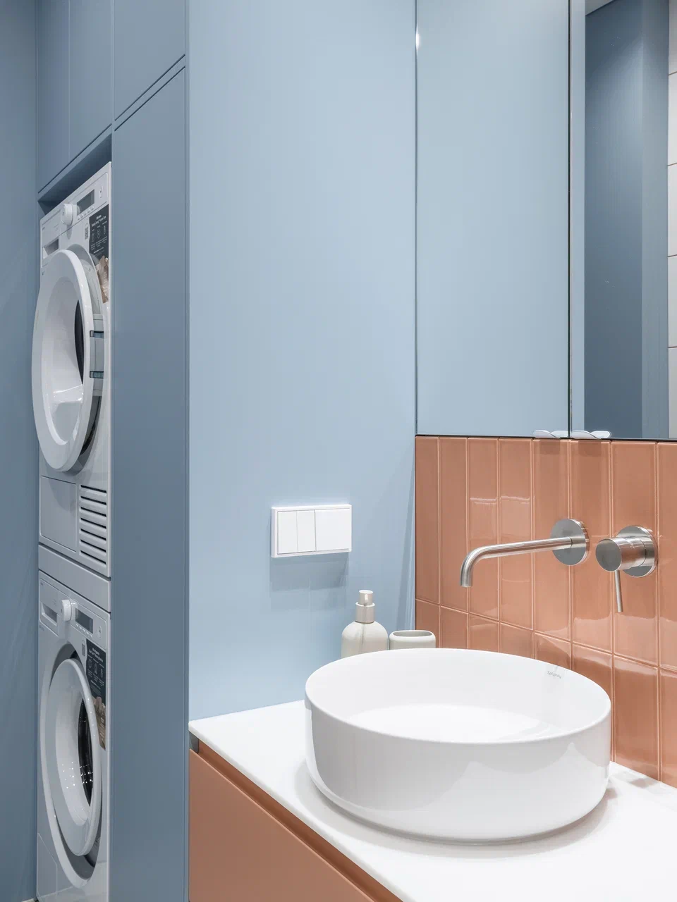 salle de bain bleue et terracotta coin buanderie appartement de 45m2 décoration contemporaine et colorée sol à damier