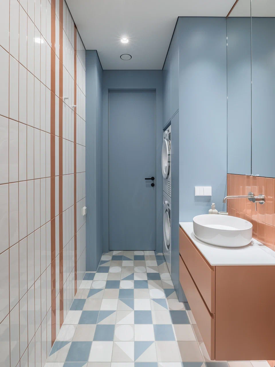 salle de bain bleue et terracotta avec coin buanderie appartement de 45m2 décoration contemporaine et colorée sol à damier