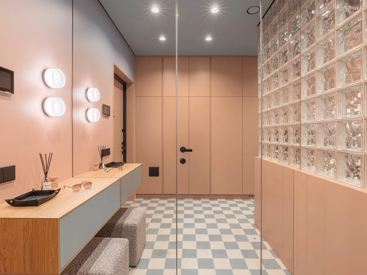 entrée appartement de 45m2 mur terracotta miroir console et sol à damier décoration contemporaine et colorée