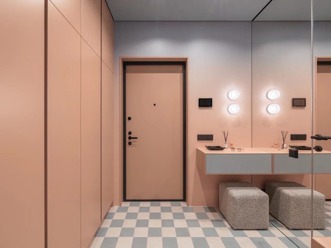 entrée appartement de 45m2 mur terracotta miroir console et sol à damier décoration contemporaine et colorée