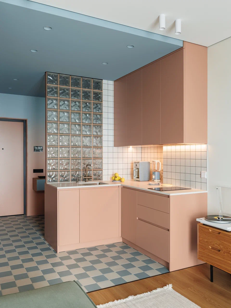 entrée et cuisine ouverte terracotta sol à damier appartement de 45m2 mur briques de verre décoration contemporaine et colorée