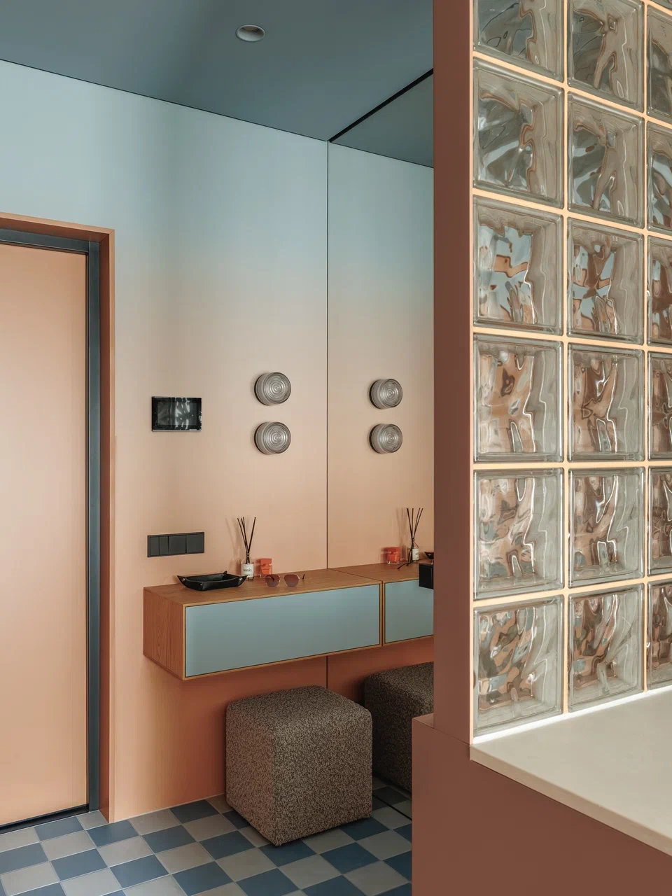entrée et cuisine appartement de 45m2 mur briques de verre décoration contemporaine et colorée