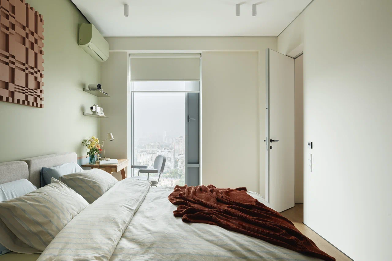 chambre mur vert appartement de 45m2 décoration contemporaine et colorée et espace bureau
