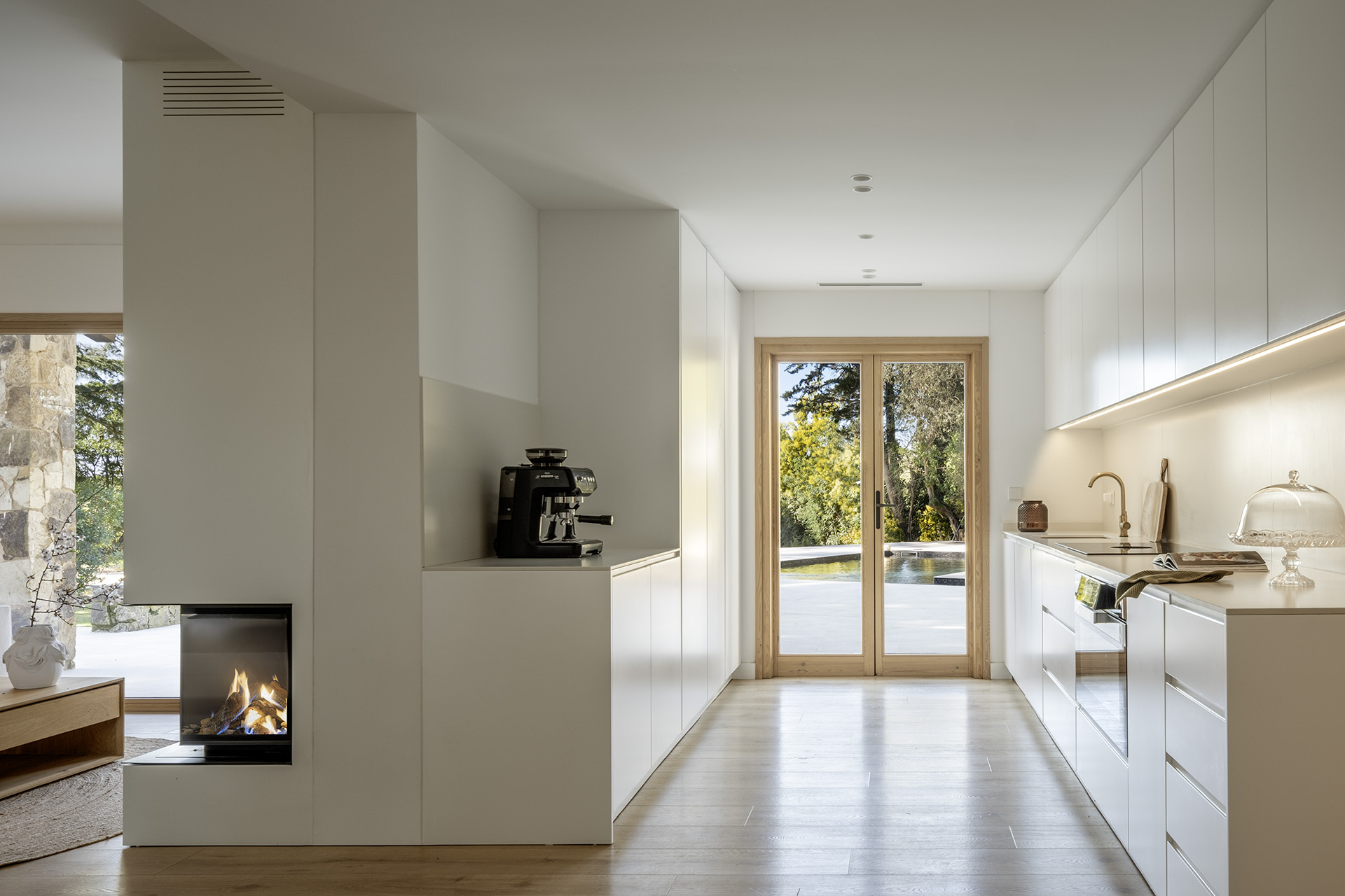 cuisine blanche minimaliste décoration contemporaine maison Espagne "Refuge in the Woods" par Susanna Cots cuisine blanche minimaliste décoration contemporaine maison Espagne "Refuge in the Woods" par Susanna Cots