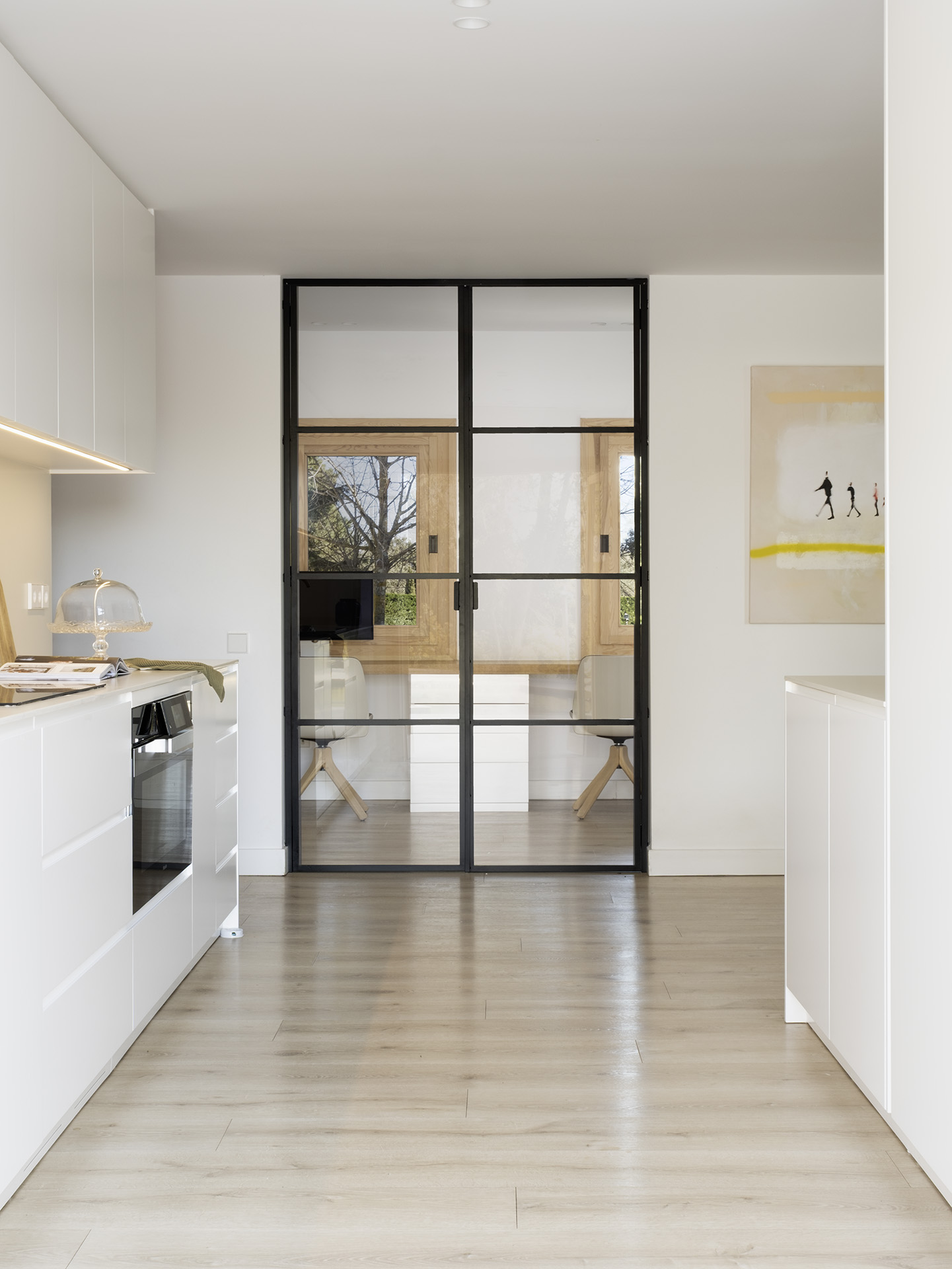 cuisine blanche minimaliste avec porte verrière décoration contemporaine maison Espagne "Refuge in the Woods" par Susanna Cots cuisine blanche minimaliste avec porte verrière décoration contemporaine maison Espagne "Refuge in the Woods" par Susanna Cots