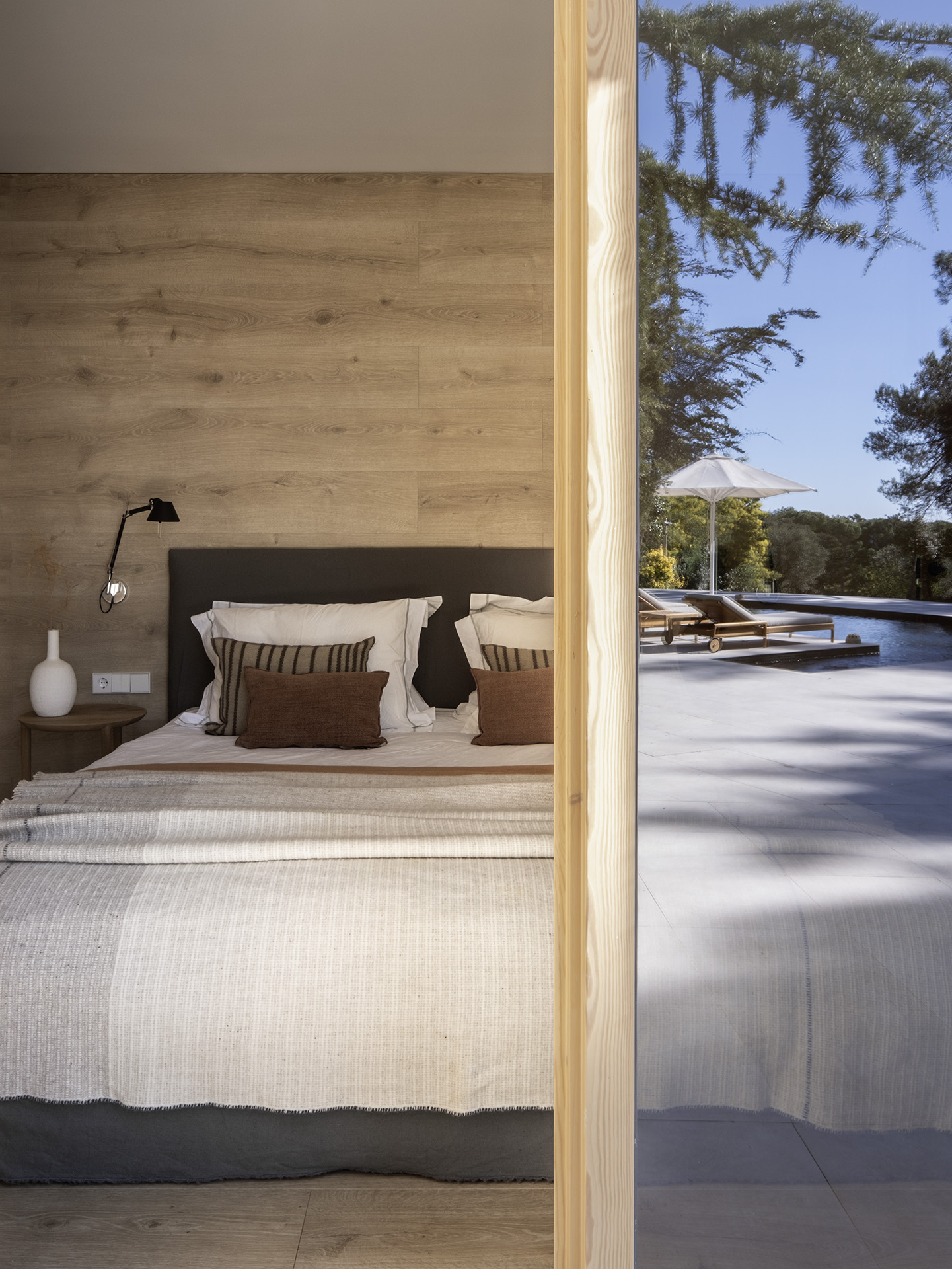 chambre tons naturels décoration contemporaine maison Espagne "Refuge in the Woods" par Susanna Cots chambre tons naturels décoration contemporaine maison Espagne "Refuge in the Woods" par Susanna Cots