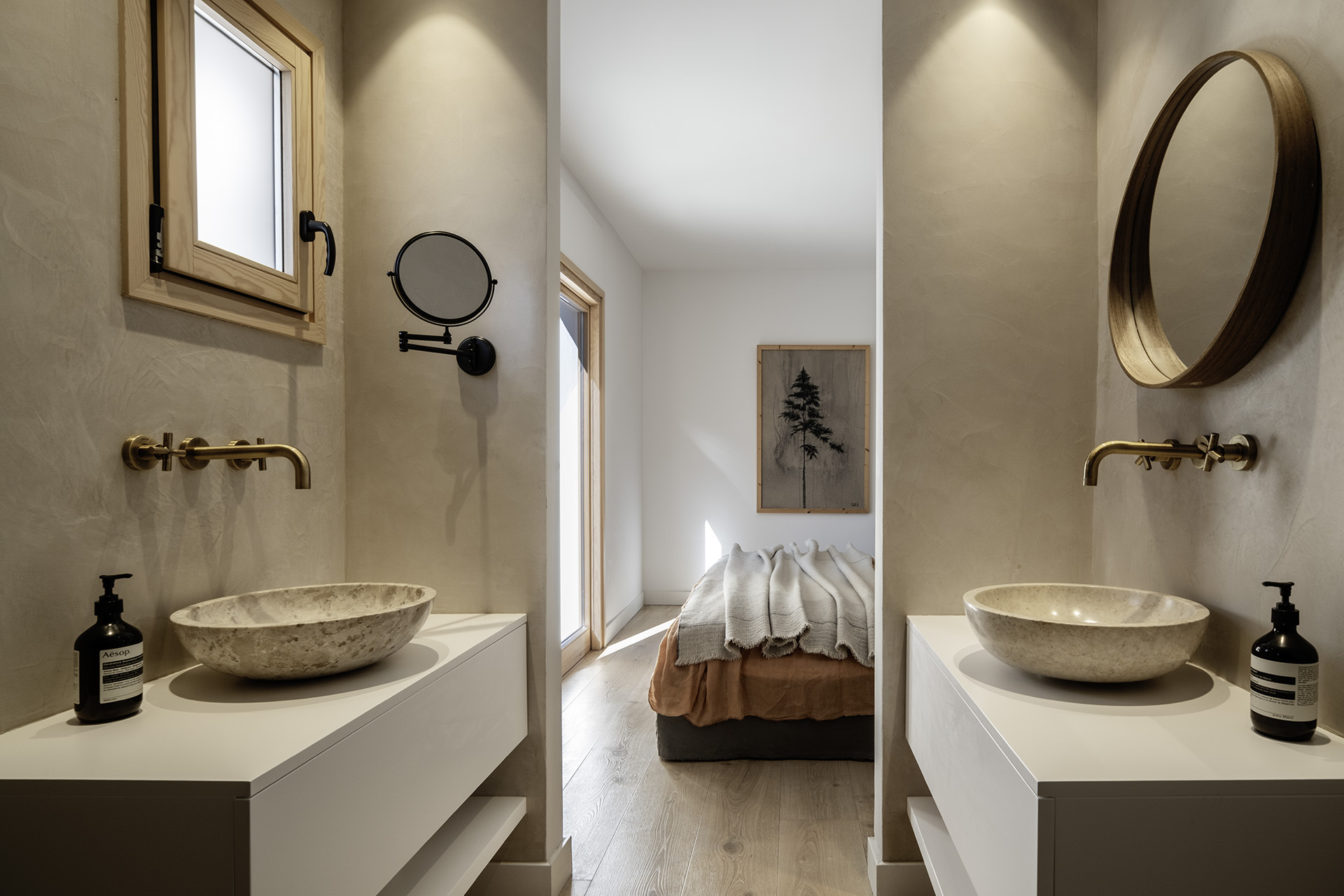 salle de bain et chambre tons naturels décoration contemporaine maison Espagne "Refuge in the Woods" par Susanna Cots salle de bain et chambre tons naturels décoration contemporaine maison Espagne "Refuge in the Woods" par Susanna Cots