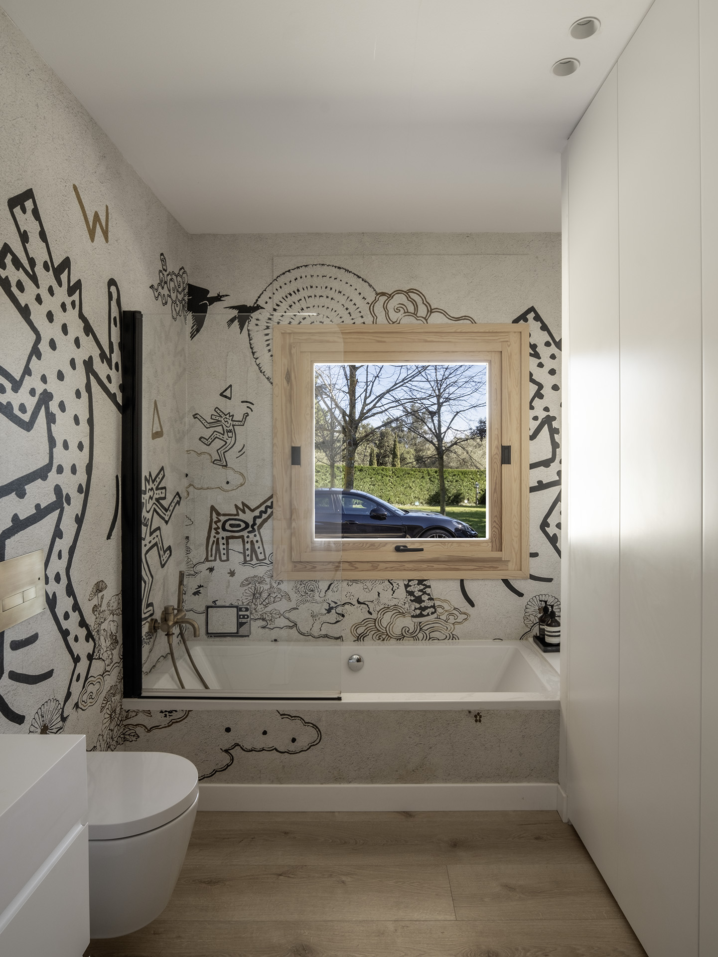 salle de bain papier-peint graphique décoration contemporaine maison Espagne "Refuge in the Woods" par Susanna Cots salle de bain papier-peint graphique décoration contemporaine maison Espagne "Refuge in the Woods" par Susanna Cots