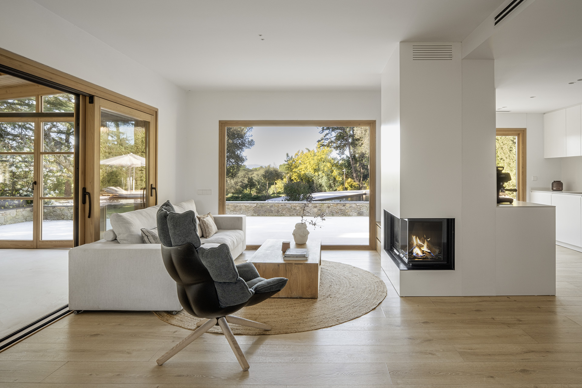 salon avec cheminée minimaliste décoration contemporaine maison Espagne "Refuge in the Woods" par Susanna Cots salon avec cheminée minimaliste décoration contemporaine maison Espagne "Refuge in the Woods" par Susanna Cots