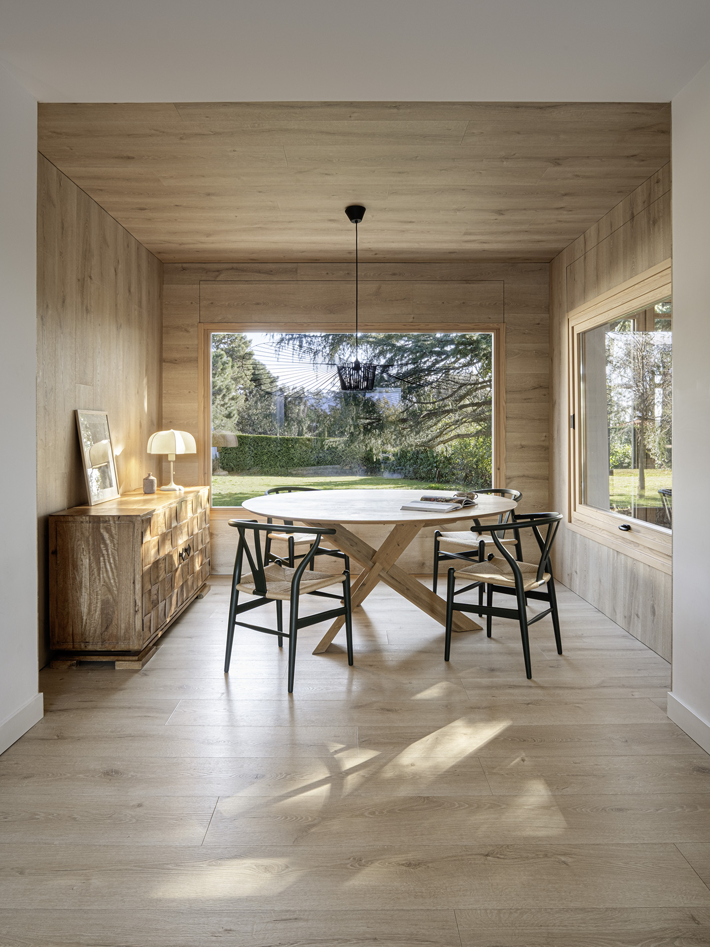 salle à manger avec picture window décoration contemporaine maison Espagne "Refuge in the Woods" par Susanna Cots salle à manger avec picture window décoration contemporaine maison Espagne "Refuge in the Woods" par Susanna Cots