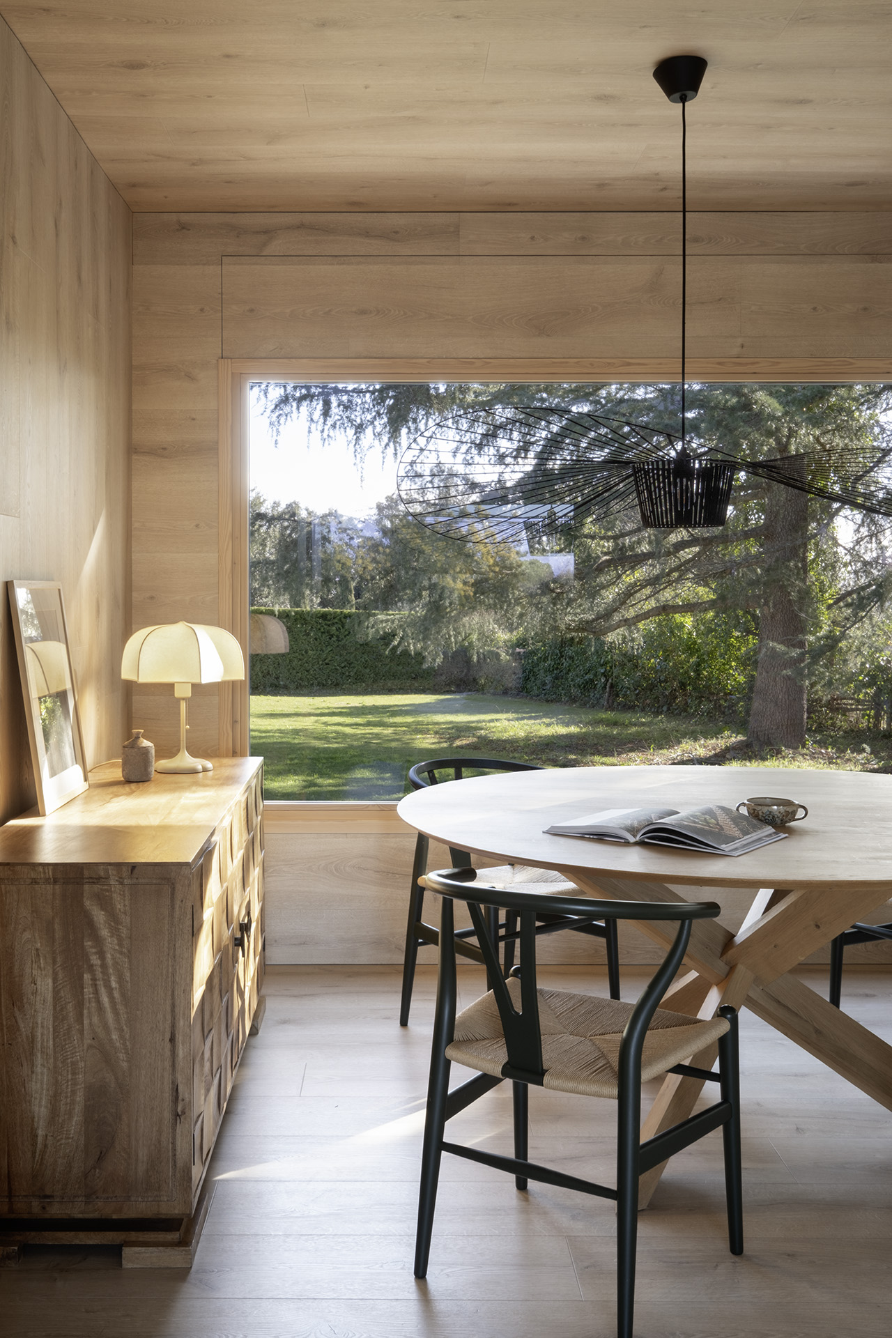 salle à manger avec picture window décoration contemporaine maison Espagne "Refuge in the Woods" par Susanna Cots salle à manger avec picture window décoration contemporaine maison Espagne "Refuge in the Woods" par Susanna Cots