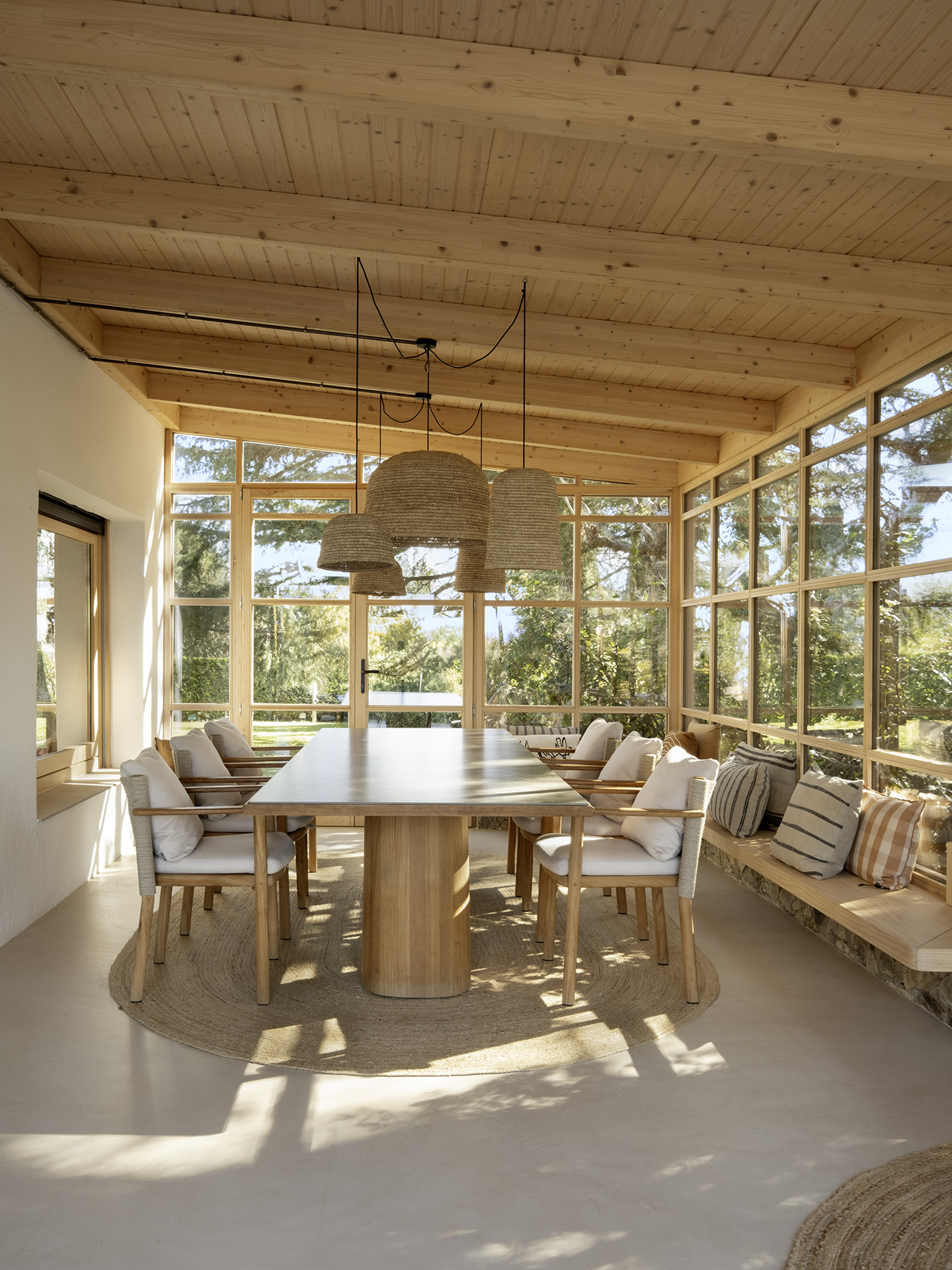 salle à manger bois décoration contemporaine maison Espagne "Refuge in the Woods" par Susanna Cots salle à manger bois décoration contemporaine maison Espagne "Refuge in the Woods" par Susanna Cots