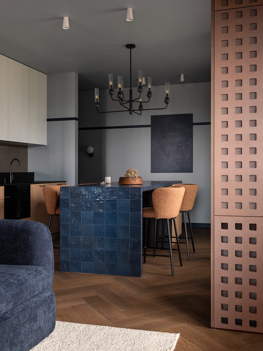 cuisine ouverte avec îlot en zelliges bleu nuit et salon avec canapé bleu appartement 59m2 décoration contemporaine cuisine ouverte avec îlot en zelliges bleu nuit et salon avec canapé bleu appartement 59m2 décoration contemporaine