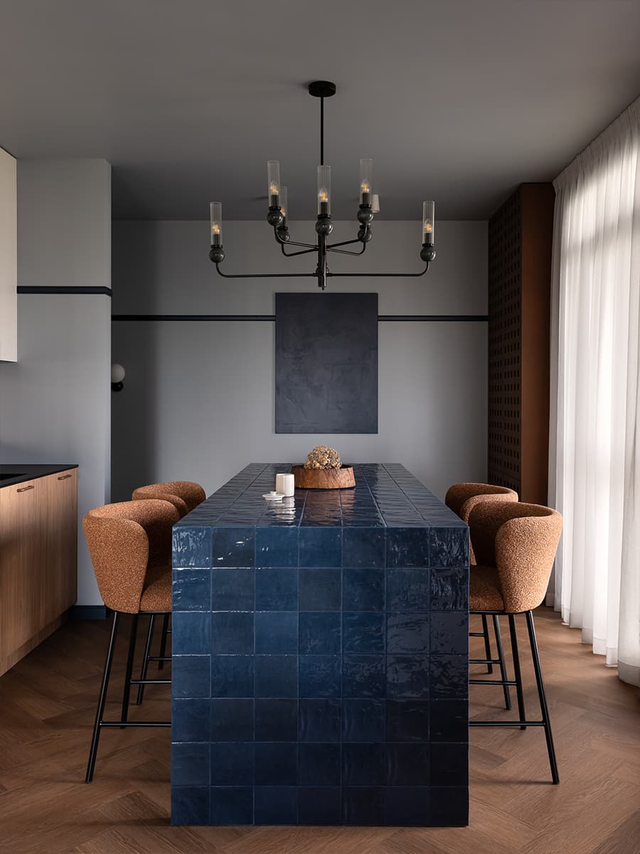 cuisine ouverte avec îlot en zelliges bleu nuit appartement 59m2 décoration contemporaine cuisine ouverte avec îlot en zelliges bleu nuit appartement 59m2 décoration contemporaine