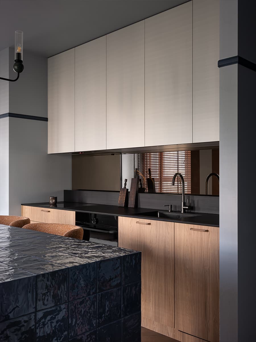 cuisine ouverte avec îlot en zelliges bleu nuit appartement 59m2 décoration contemporaine cuisine ouverte avec îlot en zelliges bleu nuit appartement 59m2 décoration contemporaine