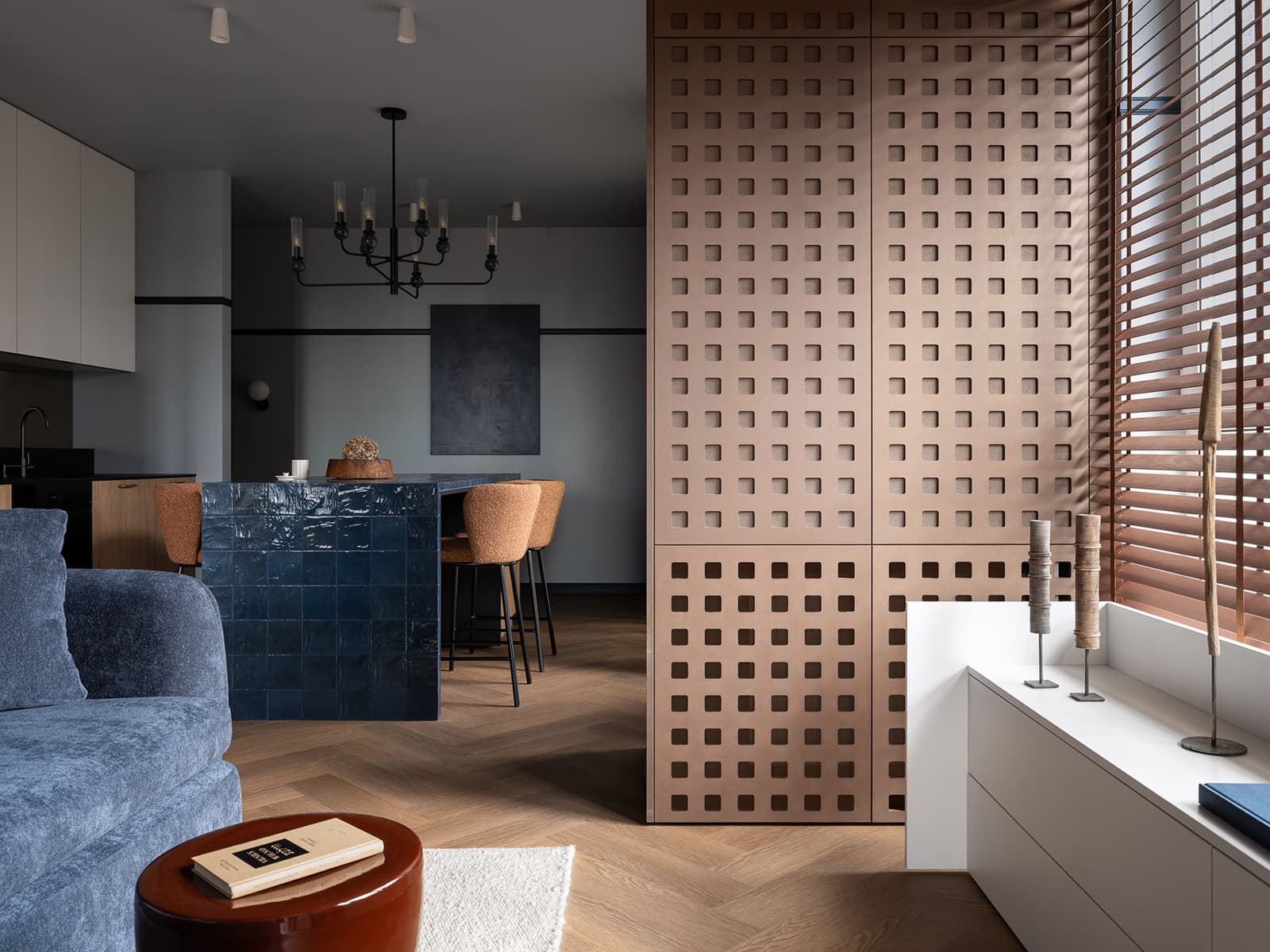cuisine ouverte avec îlot en zelliges bleu nuit et salon avec canapé bleu appartement 59m2 décoration contemporaine cuisine ouverte avec îlot en zelliges bleu nuit et salon avec canapé bleu appartement 59m2 décoration contemporaine