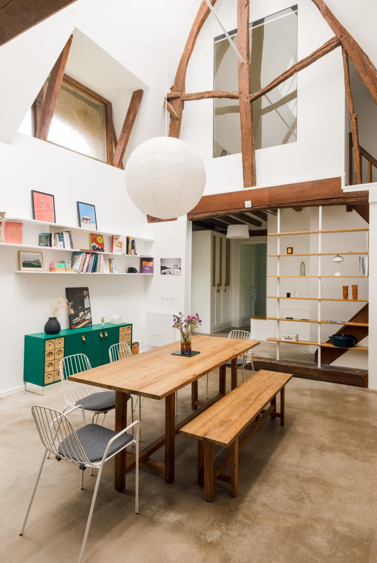 salle à manger double hauteur avec colombages maison ancienne rénovée décoration contemporaine