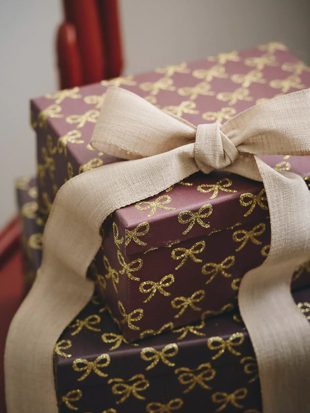 paquet cadeau bordeaux et doré collection Søstrene Grene Noël 2026