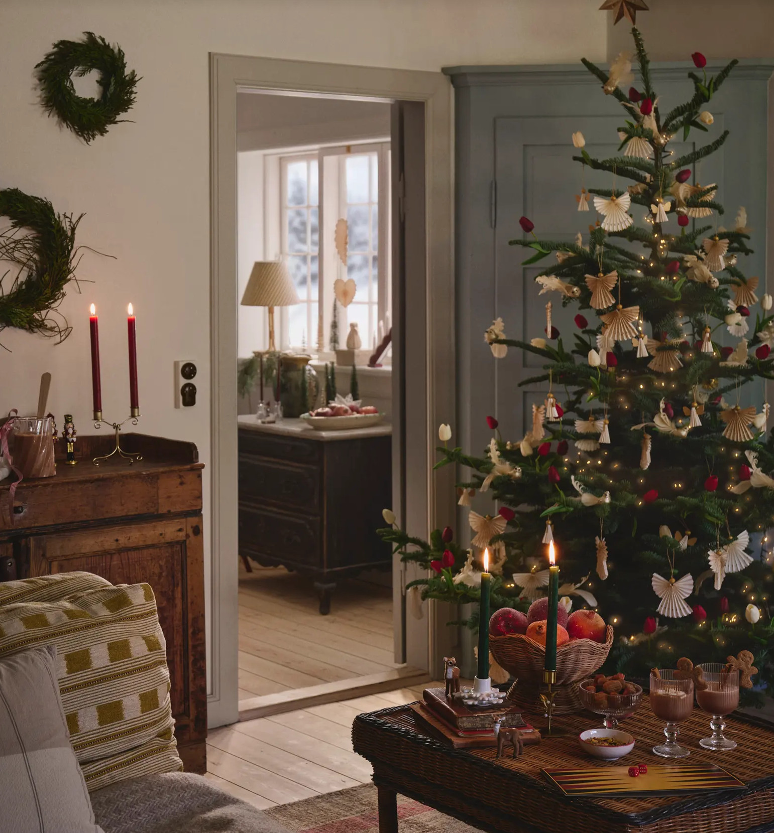 salon maison de campagne avec sapin décoré