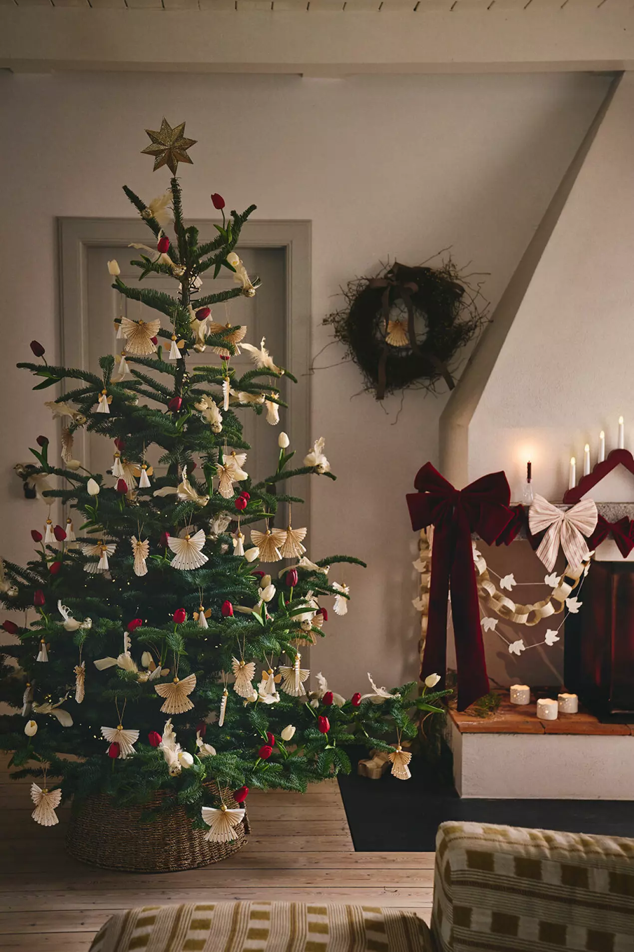 salon avec cheminée et sapin décoré