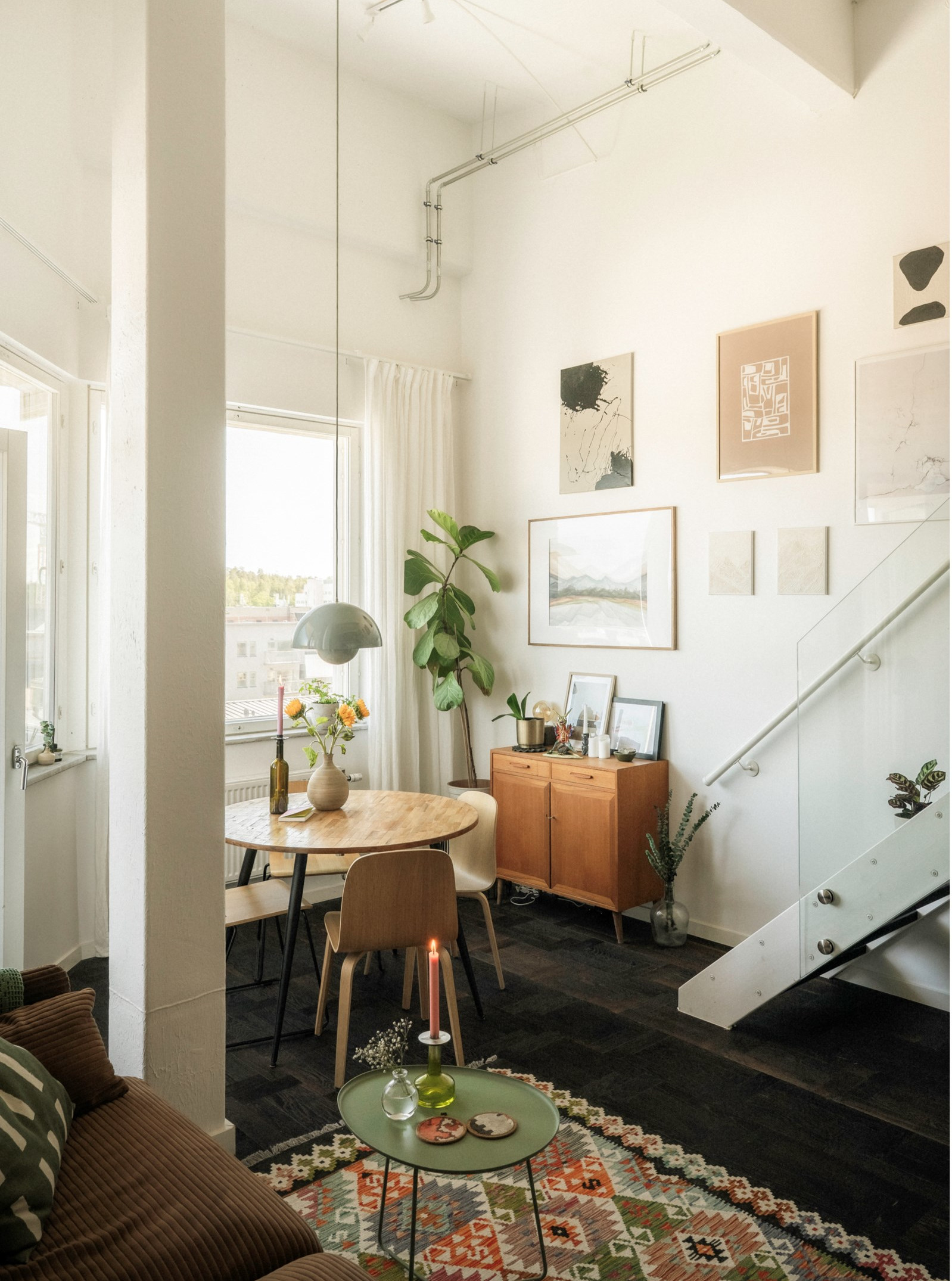 salon avec escalier et salle à manger décoration contemporaine et scandinave