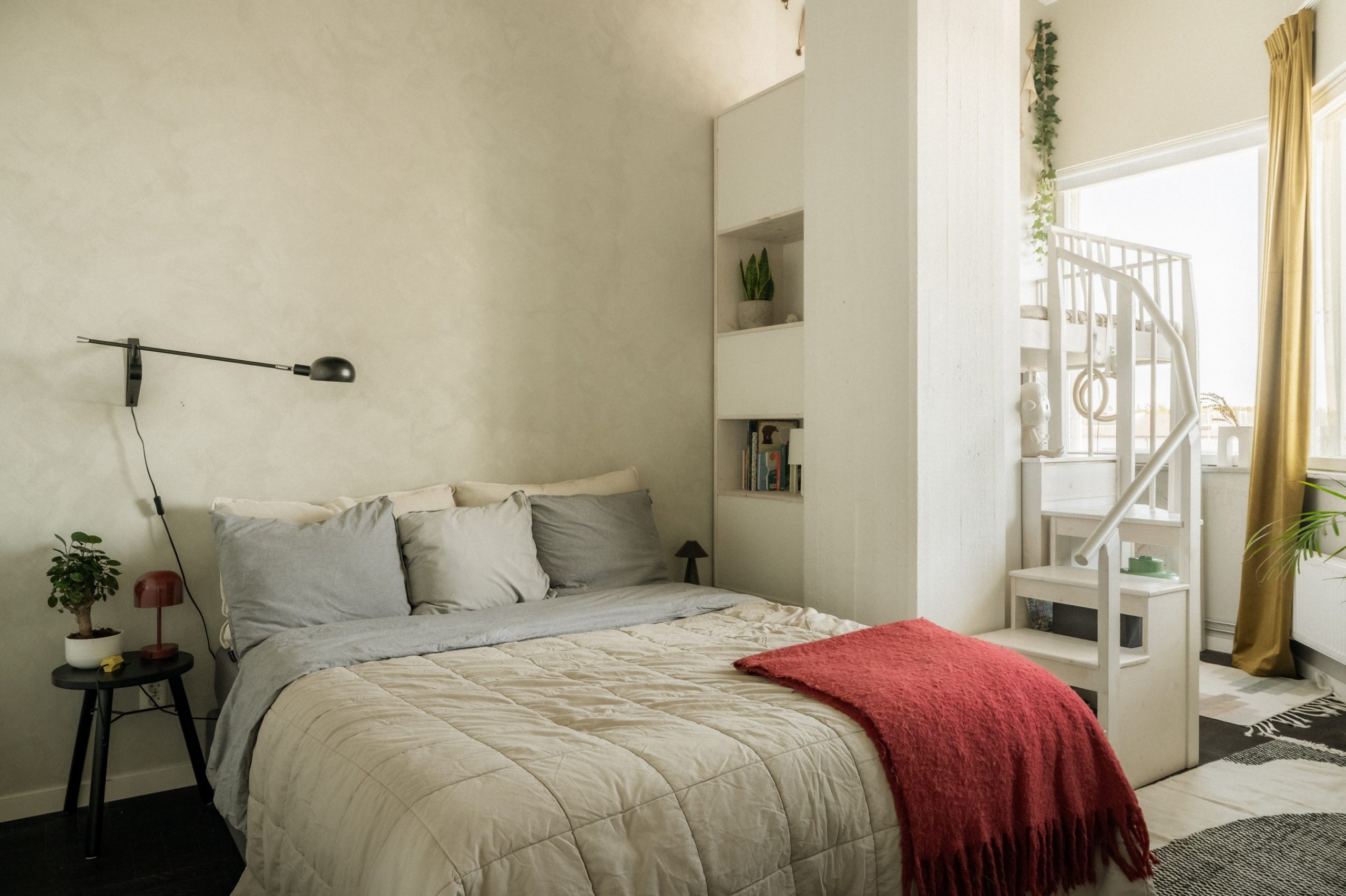 chambre décoration contemporaine et scandinave avec petit escalier