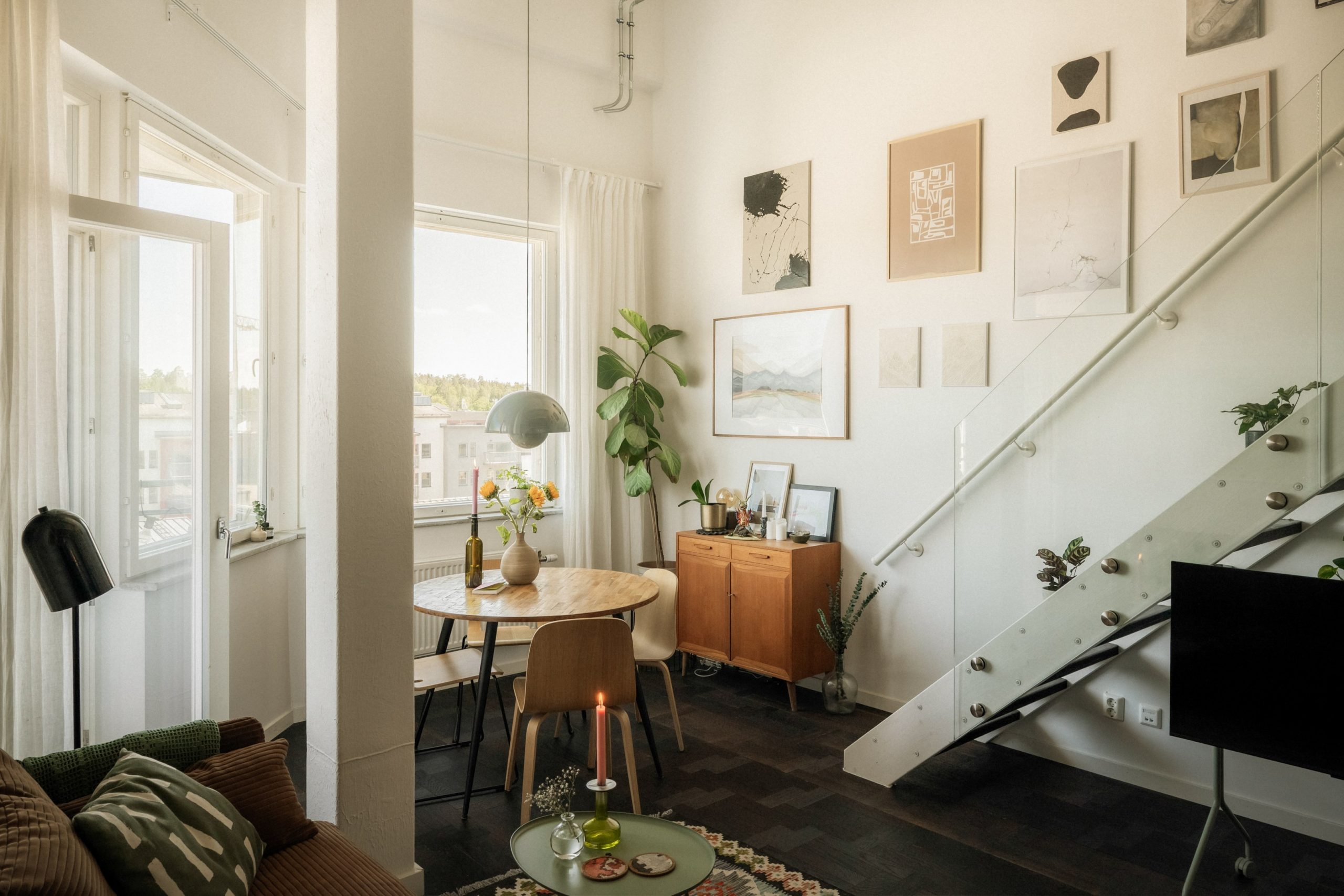 salon avec escalier et salle à manger décoration contemporaine et scandinave