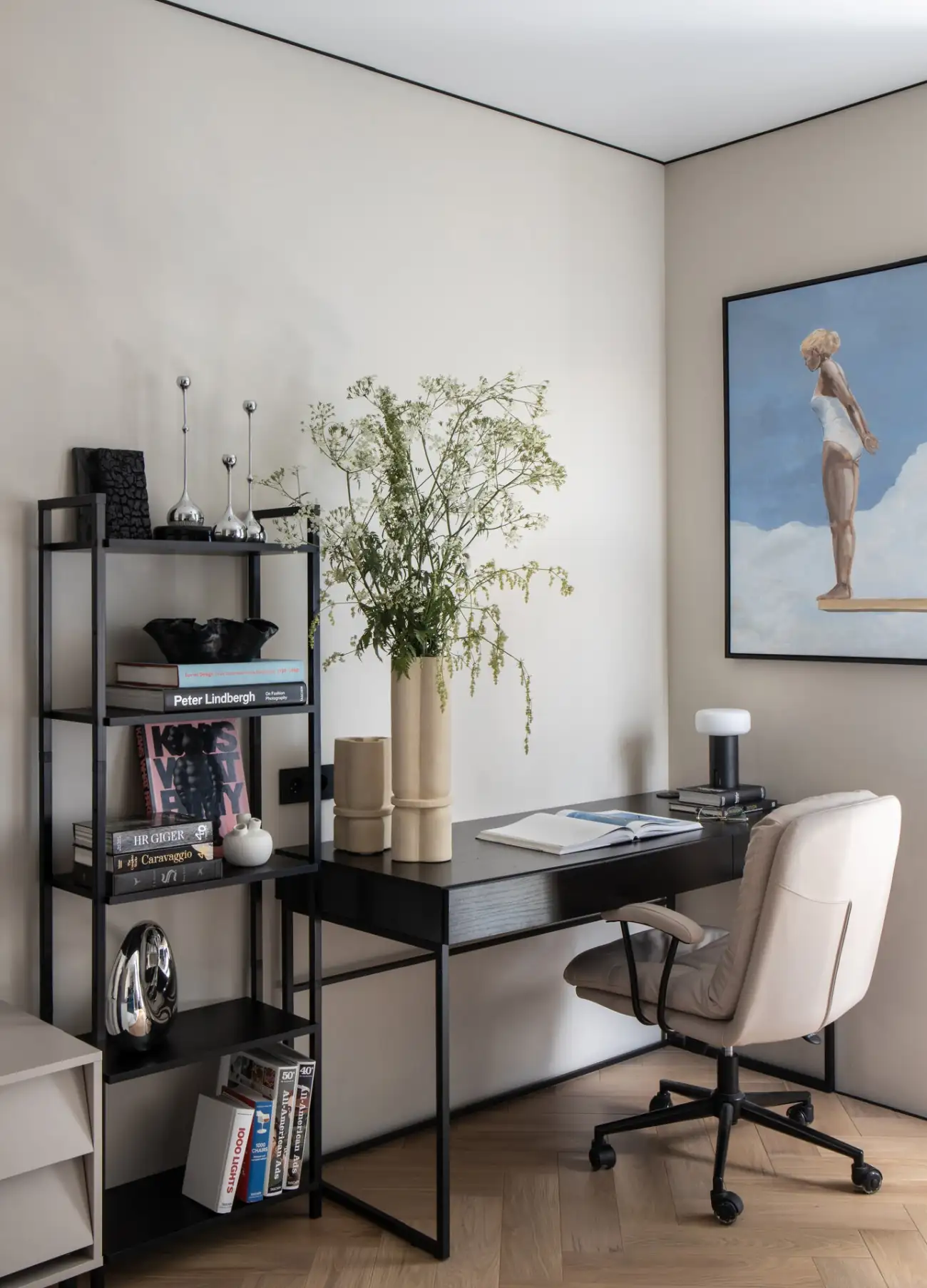 bureau dans salon décoration bleue studio 28m2