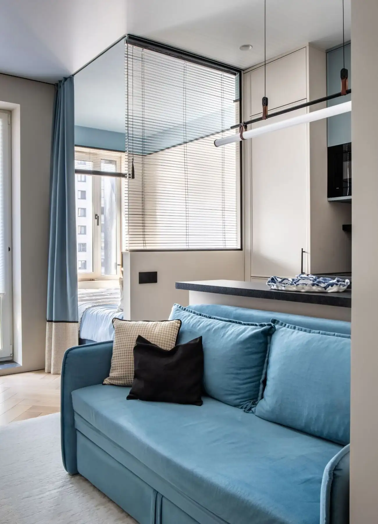 espace chambre cuisine design bleue en U et salon décoration bleue studio 28m2