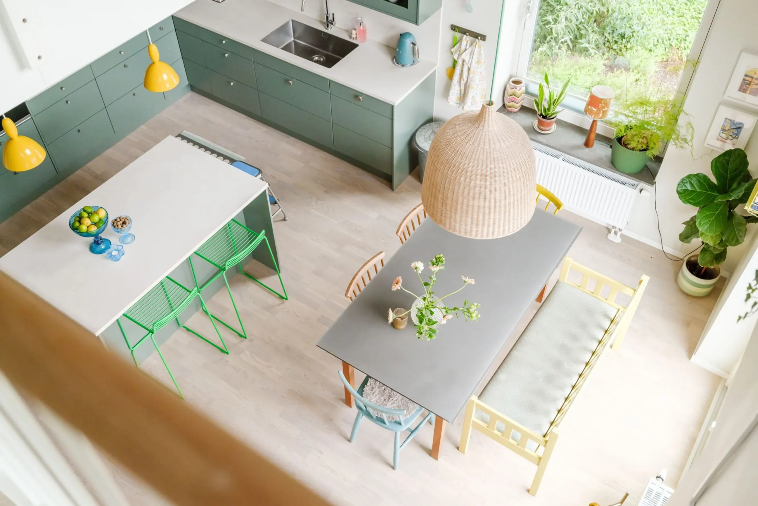 cuisine ouverte verte et salon décoration scandinave contemporaine colorée dans appartement en duplex