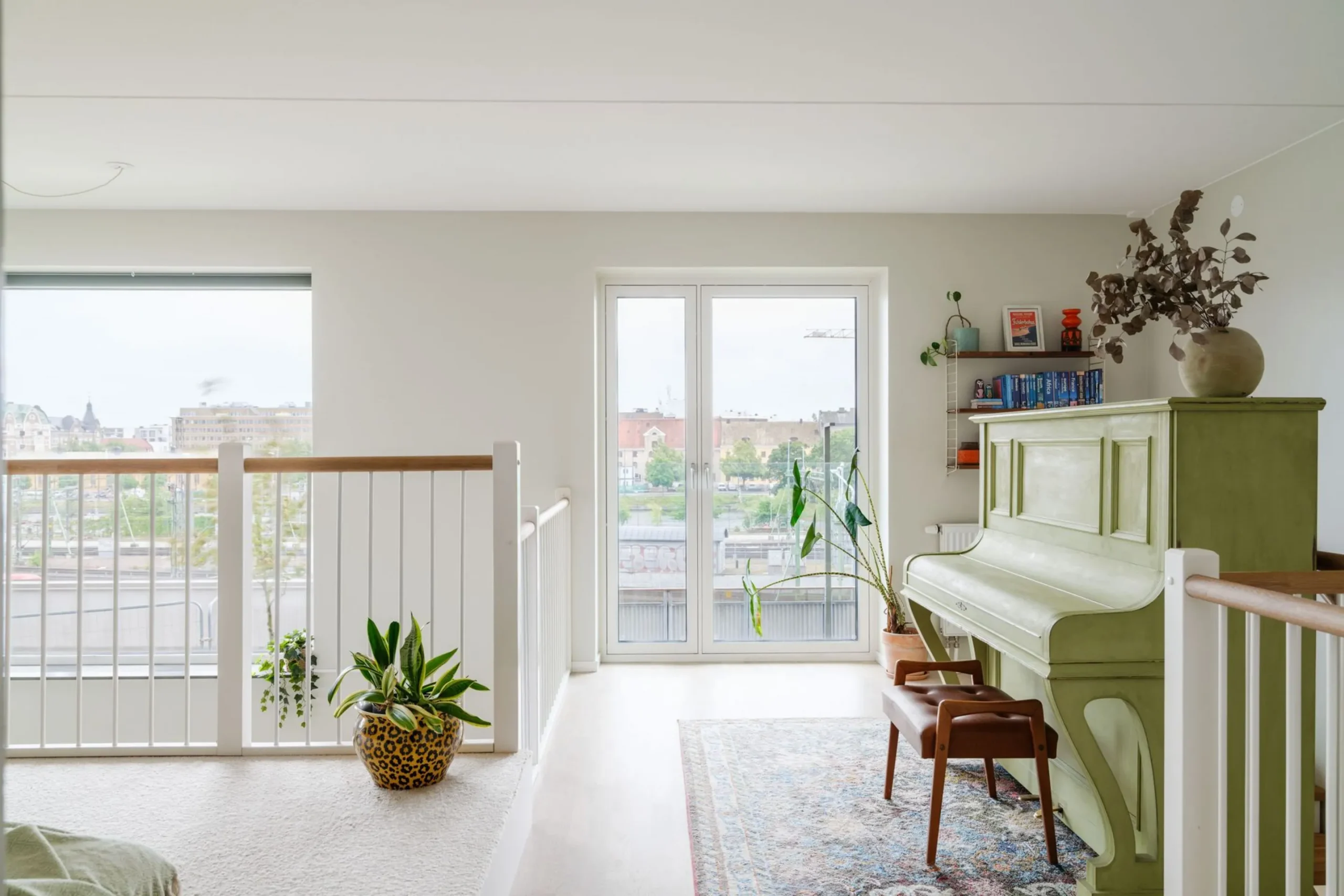 mezzanine avec piano ancien vert appartement en duplex
