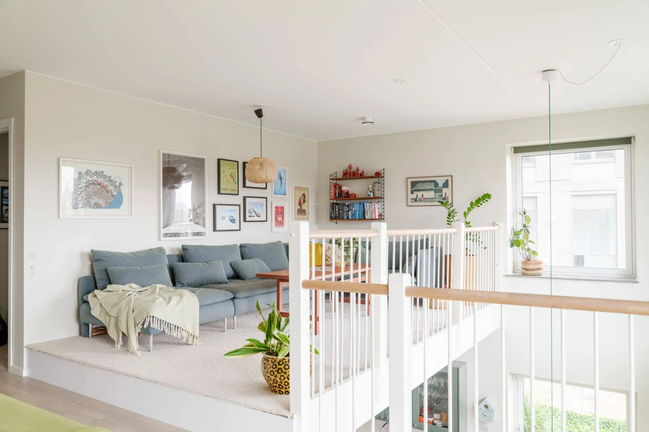 mezzanine avec canapé bleu appartement en duplex