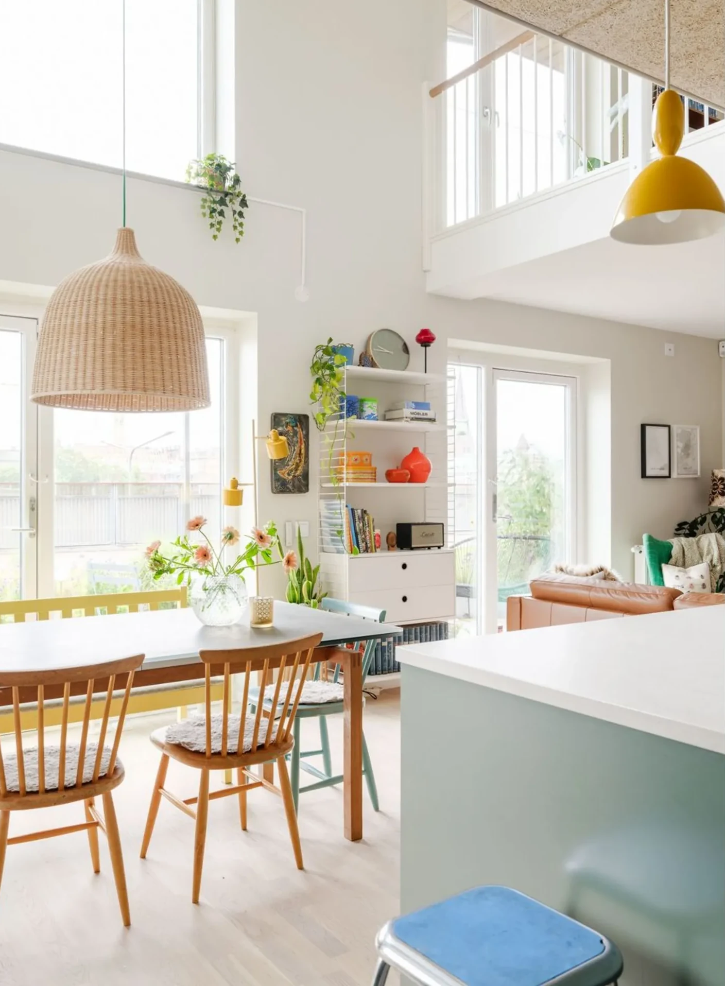 cuisine ouverte verte et salon décoration scandinave contemporaine colorée dans appartement en duplex
