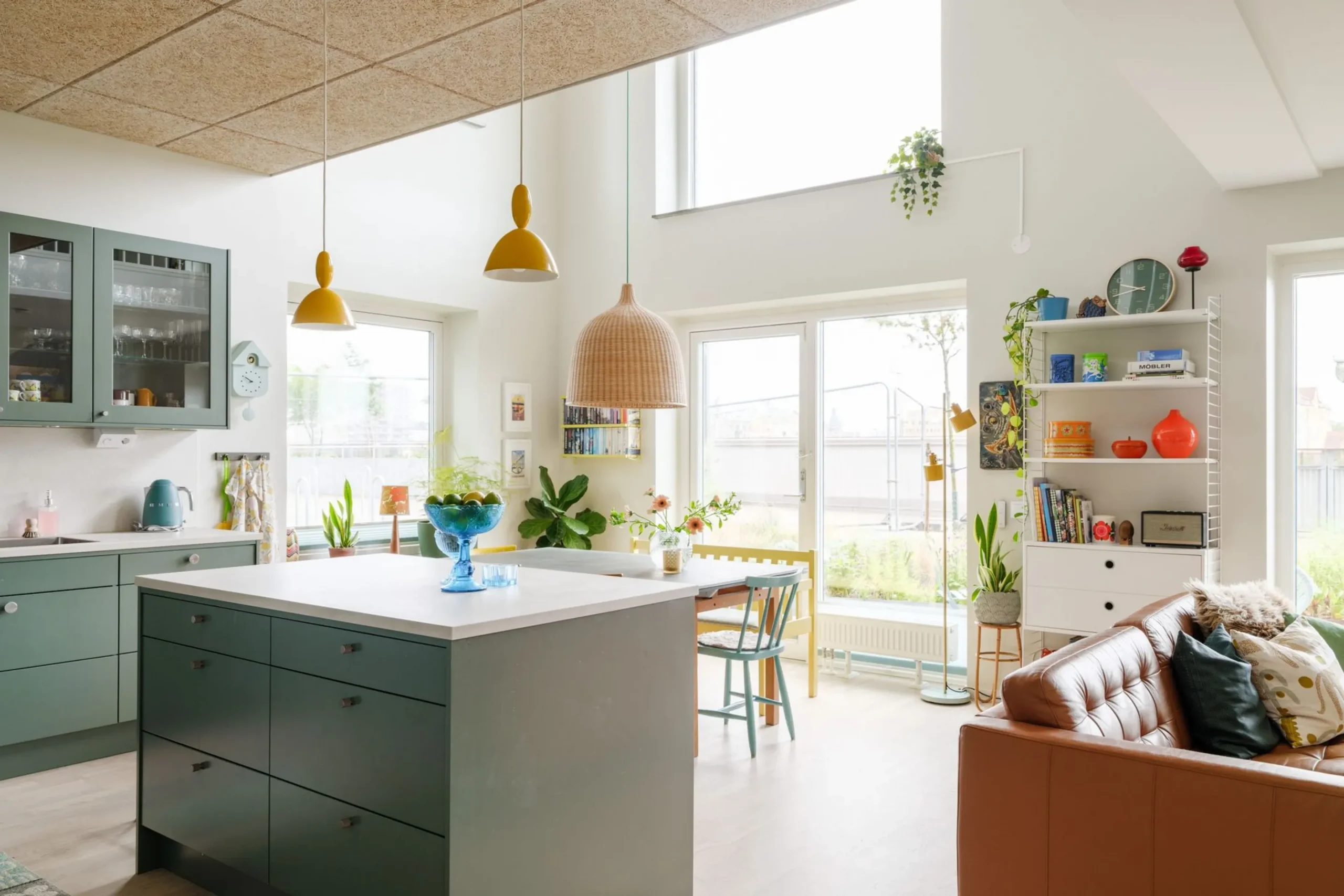 cuisine ouverte verte et salon décoration scandinave contemporaine colorée dans appartement en duplex