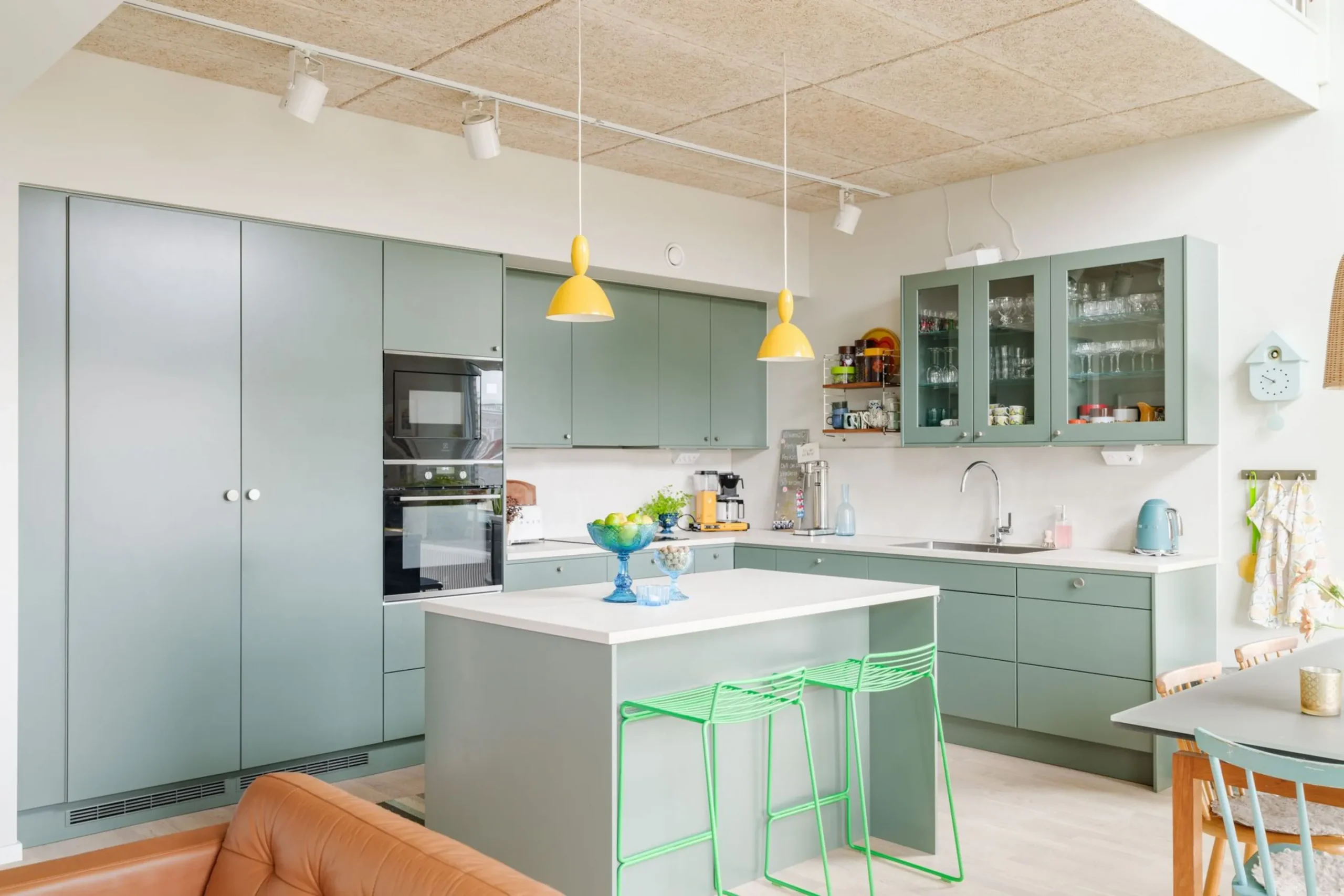 cuisine ouverte verte et salon décoration scandinave contemporaine colorée dans appartement en duplex