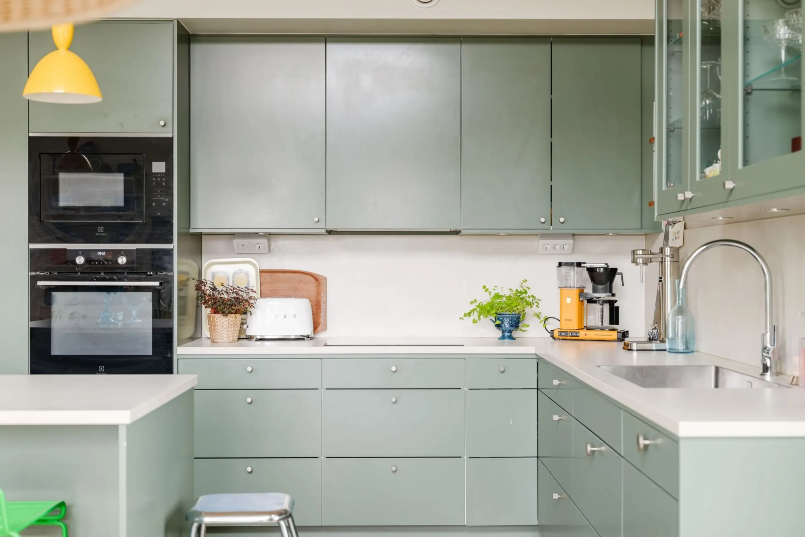 cuisine ouverte verte décoration scandinave contemporaine colorée dans appartement en duplex